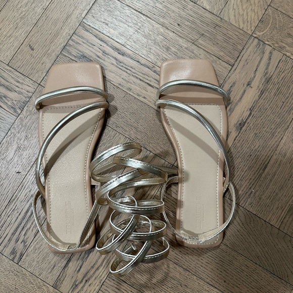 ASOS Truffle Collection wrap around minimal sandals in gold metallic size 9 - Picture 3 of 3